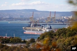 Sebuah kapal tanker minyak ditambatkan di kompleks Sheskharis, bagian dari Chernomortransneft JSC, anak perusahaan Transneft PJSC, di Novorossiysk, Rusia, pada 11 Oktober 2022. (Foto: AP)