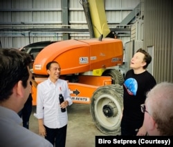 CEO Elon Musk dan Presiden Jokowi berkeliling mengunjungi fasilitas produksi roket SpaceX. (Foto: Biro Setpes)