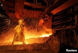 Seorang pekerja menggunakan proses penyadapan untuk memisahkan bijih nikel dari unsur lainnya di pabrik pengolahan nikel di Sorowako, Sulawesi Selatan. (Foto: Reuters)