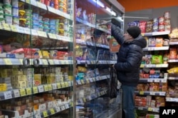 Seorang pria berbelanja di supermarket di Moskow pada 30 Januari 2023. Pasokan barang-barang impor telah kembali normal seperti sebelum perang di Rusia.