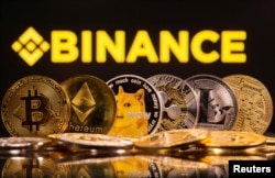 ILUSTRASI - Representasi cryptocurrency Bitcoin, Ethereum, DogeCoin, Ripple, dan Litecoin terlihat di depan logo Binance, 28 Juni 2021. (REUTERS/Dado Ruvic)