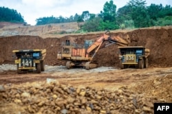 Ekskavator memindahkan tanah ke truk pengangkut di tambang nikel yang dioperasikan perusahaan tambang nikel Vale Indonesia di Sorowako, 28 Juli 2023. (HARIANDI HAFID/AFP)