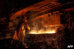 Seorang pekerja sedang mengawasi proses peleburan nikel di smelter nikel milik PT Vale Indonesia di Soroako, Sulawesi Selatan, 30 Maret 2019. (Foto: Bannu Mazandra/AFP)