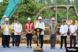 Presiden Joko Widodo melakukan peletakan batu pertama pembangunan rumah sakit pertama di kawasan Ibu Kota Nusantara, Rumah Sakit Abdi Waluyo, 22 September 2023. (Twitter/jokowi)