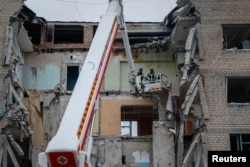 Tim penyelamat bekerja di rumah sakit yang rusak parah akibat serangan rudal Rusia, di tengah serangan Rusia ke Ukraina, di Kota Selydove, Donetsk, Ukraina, 21 November 2023. (Foto: REUTERS/Alina Smutko)