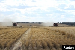 Dua traktor sedang memanen gandum di Moree, Australia, 27 Oktober 2020. (Foto: Jonathan Barrett/Reuters/arsip)
